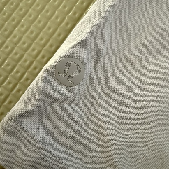 Lululemon All Yours Tee Size 6/8 Short Sleeve Light‎ Purple - Picture 3 of 5